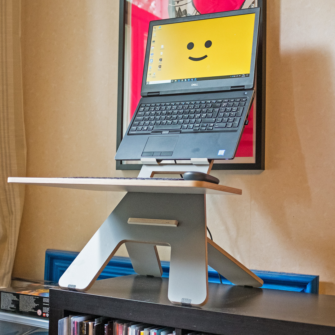 Seisomapöytä ja tietokone ergonomisessa asennossa.